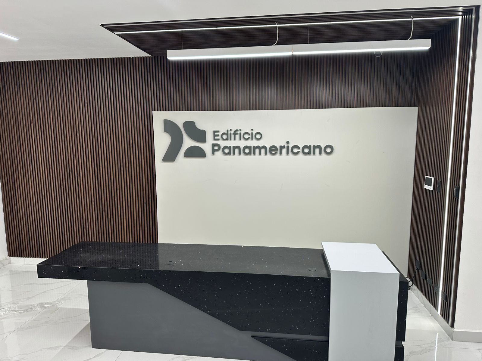 Recepción Desk Logo Panamericano